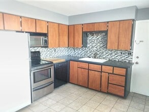 8040 S Westnedge Ave in Portage, MI - Building Photo - Building Photo