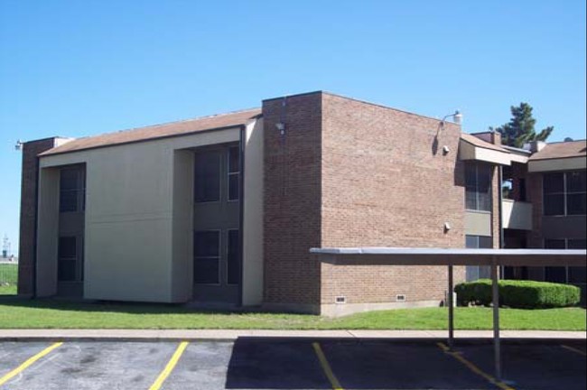 La Hacienda in Dallas, TX - Foto de edificio - Building Photo