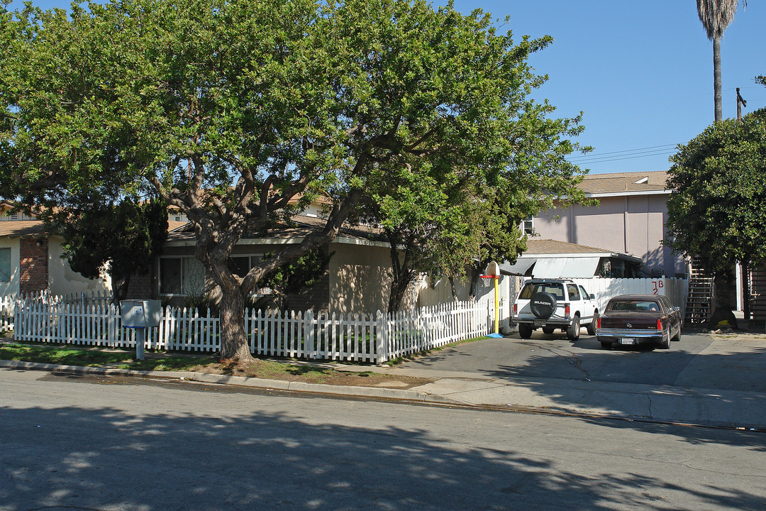 720 Shalimar Dr in Costa Mesa, CA - Foto de edificio