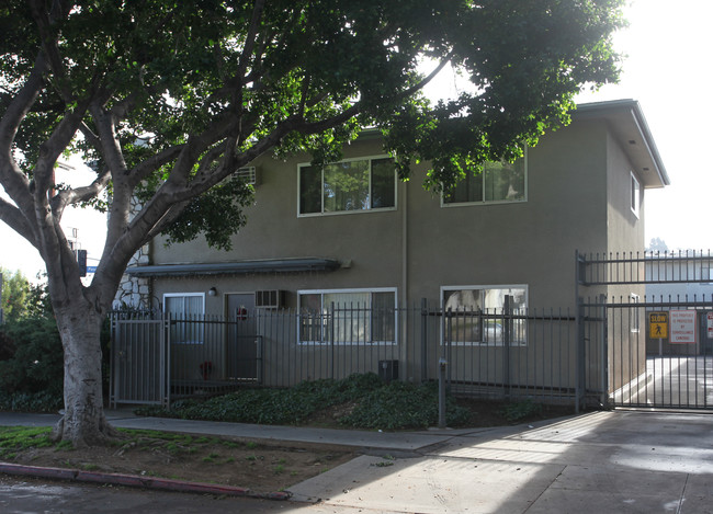 6706 York Blvd in Los Angeles, CA - Foto de edificio - Building Photo