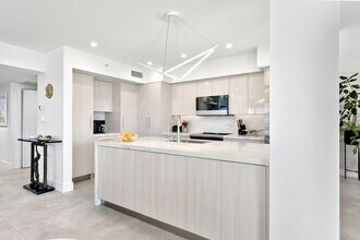 601 Longboat Club Rd in Longboat Key, FL - Building Photo - Building Photo