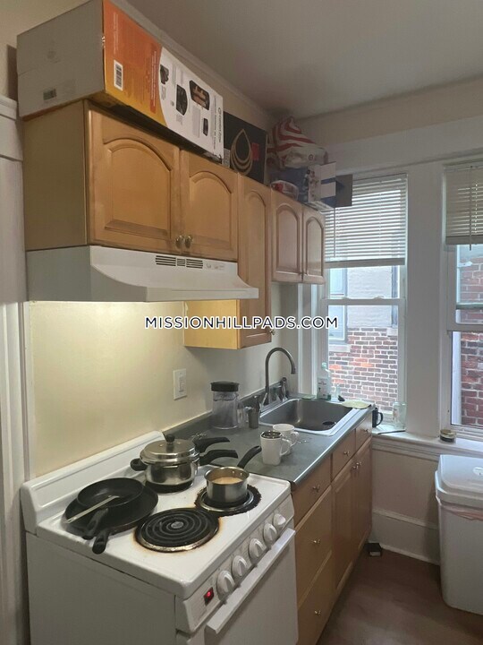 895 Huntington Ave in Boston, MA - Building Photo