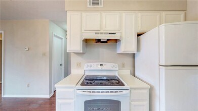 1913 Woodsman Dr in College Station, TX - Foto de edificio - Building Photo