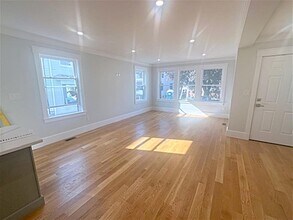 37 Governor Winthrop Rd, Unit 1 in Somerville, MA - Building Photo - Building Photo