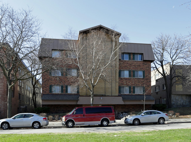 2743 W Highland Blvd in Milwaukee, WI - Foto de edificio - Building Photo