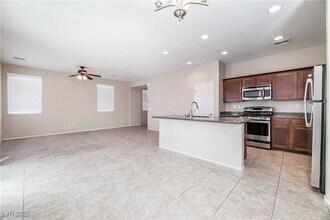 6303 Solomon Spring Way in Las Vegas, NV - Building Photo - Building Photo