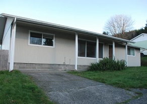 870 York St in Reedsport, OR - Building Photo