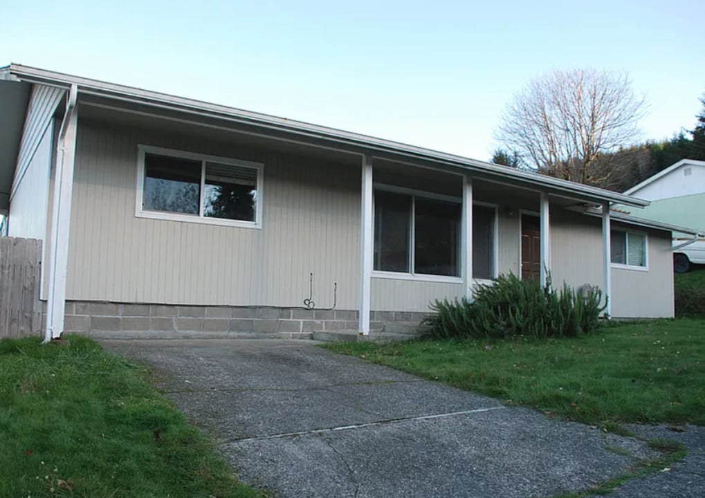 870 York St in Reedsport, OR - Building Photo