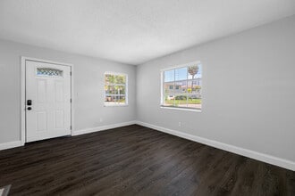 Southern Oaks in St. Petersburg, FL - Foto de edificio - Building Photo