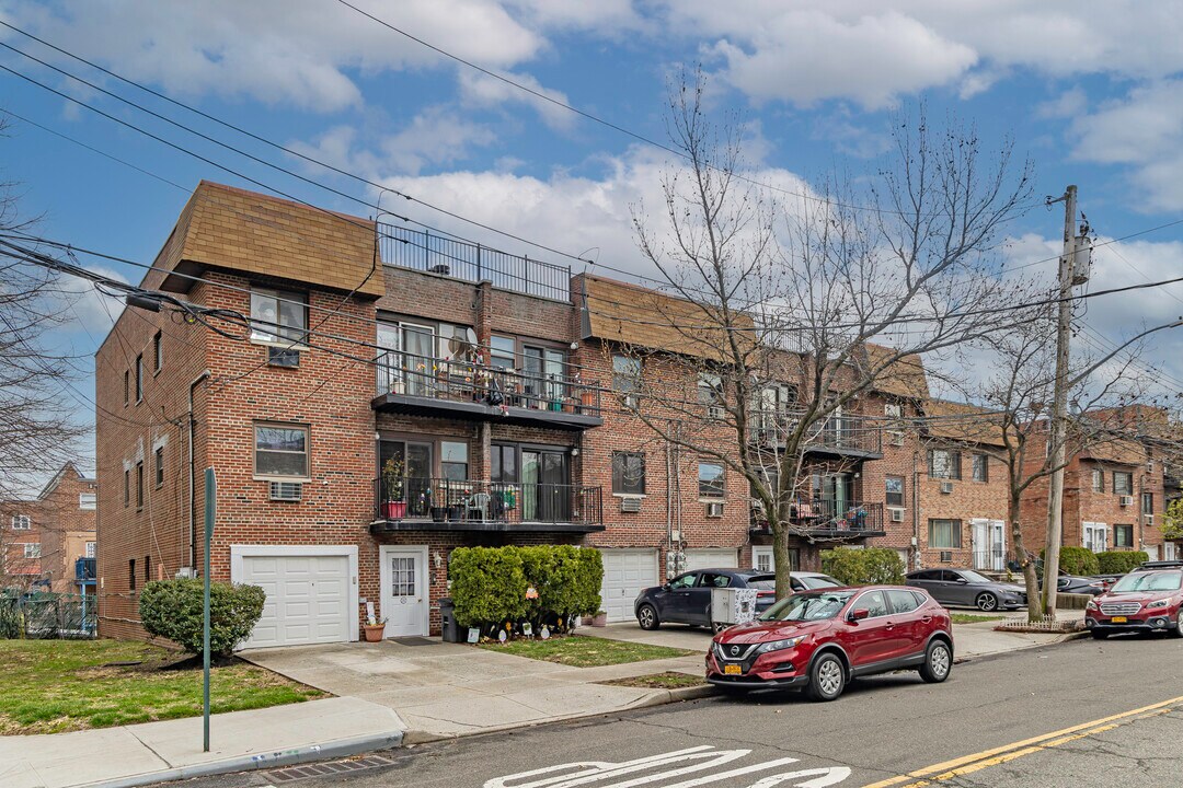 Ferry Point Park, North Building in Bronx, NY - Building Photo