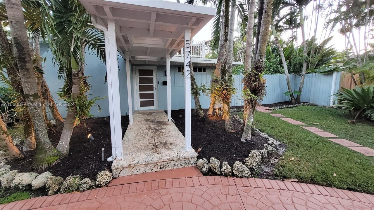 5742 SW 51st Terrace in Miami, FL - Building Photo