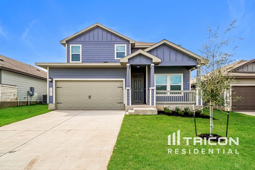 13631 Emerson Wy in Saint Hedwig, TX - Foto de edificio