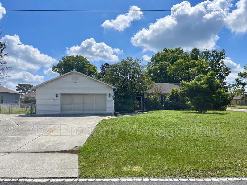 13676 Coronado Dr in Spring Hill, FL - Building Photo