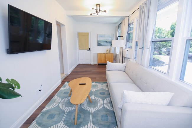 18 Everett Ave, Unit 2BR 1st Flr Private Laundry Off St Parking in Ossining, NY - Building Photo - Building Photo