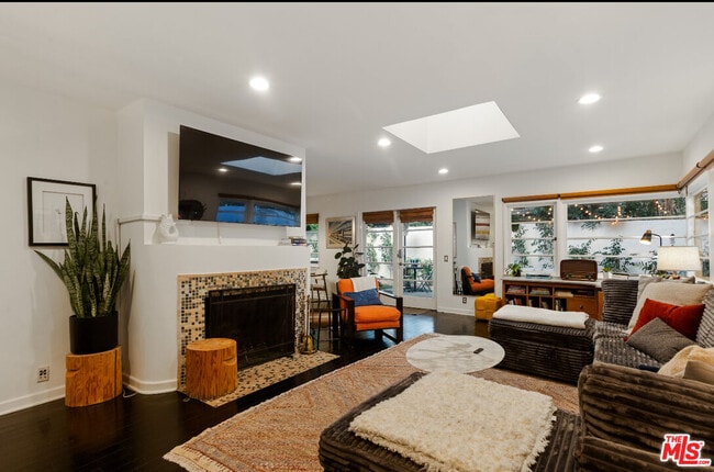 8467 Willoughby Ave in Los Angeles, CA - Building Photo - Building Photo