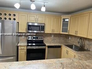 7542 NW 175th St in Hialeah, FL - Building Photo - Building Photo