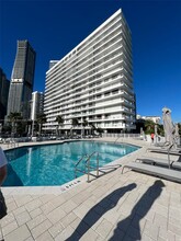 200 SE 15th Rd in Miami, FL - Foto de edificio - Building Photo