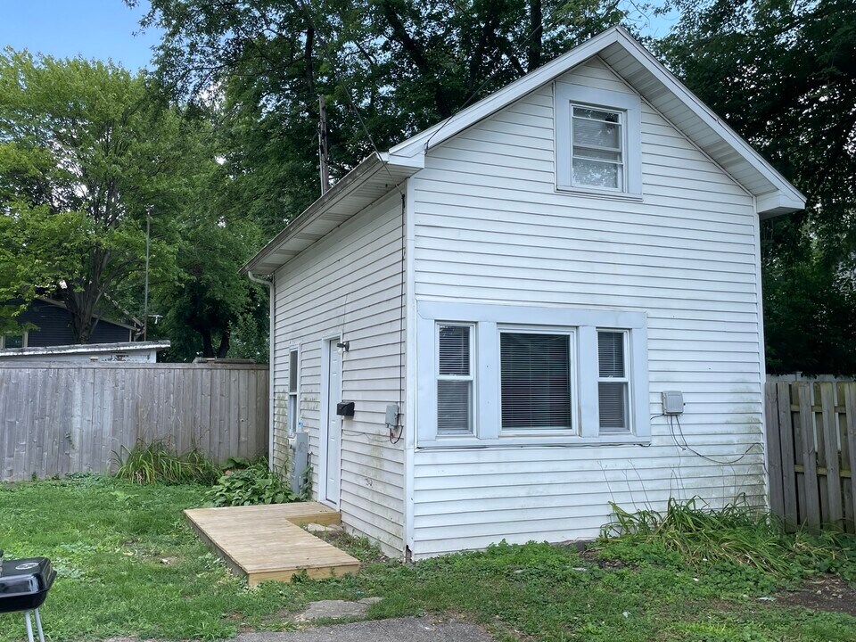 1506 Lawrence Ave in Lockport, IL - Building Photo