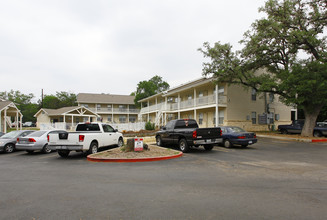 Post Oak Villas Apartments in San Marcos, TX - Building Photo - Building Photo