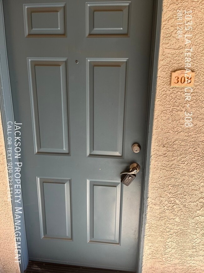 1035 La Terraza Cir in Corona, CA - Building Photo - Building Photo