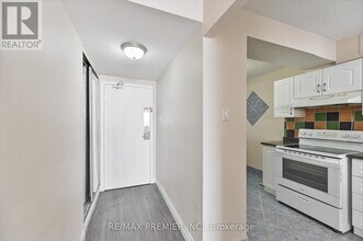 45-545 Sunrise Ave in Toronto, ON - Building Photo - Building Photo