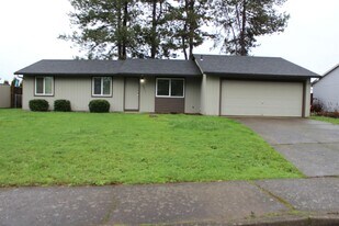 2027 SE Gerhard Dr in Hillsboro, OR - Building Photo