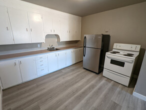 Grey Apartments in Regina, SK - Building Photo - Building Photo