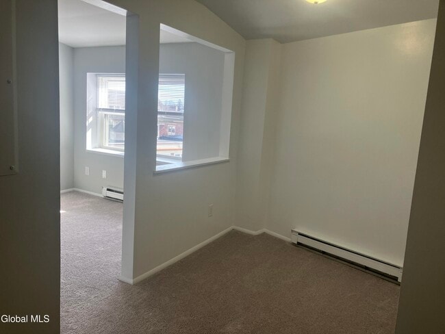 82 Circular St in Saratoga Springs, NY - Building Photo - Building Photo