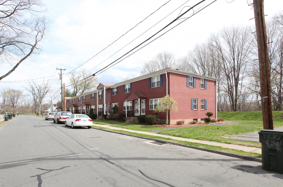 41-65 Saunders St in East Hartford, CT - Building Photo