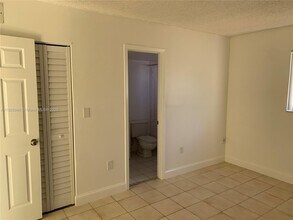 8075 NW 7th St in Miami, FL - Building Photo - Building Photo