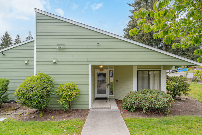 Seawind Condominiums in Des Moines, WA - Building Photo - Building Photo