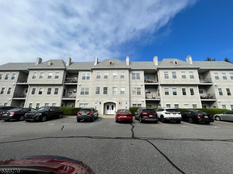 516 Brittany Dr in Wayne, NJ - Building Photo