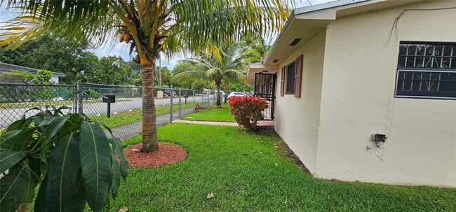 11120 NW 6th Ave in Miami Shores, FL - Building Photo - Building Photo