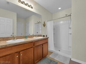 3446 Acapulco Cir in Cape Coral, FL - Foto de edificio - Building Photo