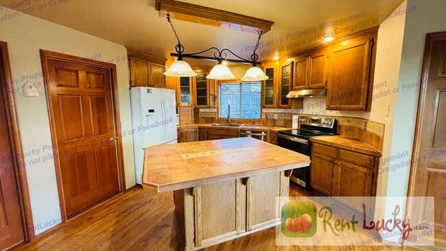 5216 Ridge Dr NE in Tacoma, WA - Building Photo - Building Photo