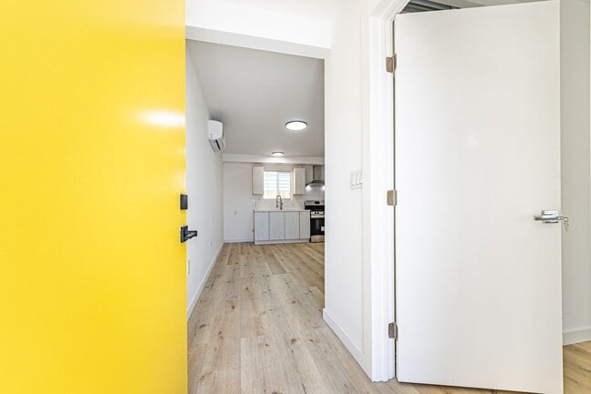 211 E 47th St in Los Angeles, CA - Building Photo - Building Photo