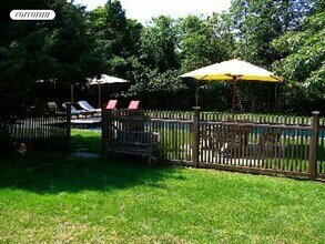 166 Hog Creek Rd in East Hampton, NY - Building Photo - Building Photo
