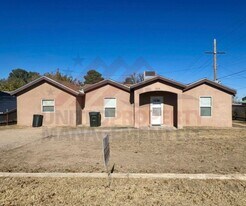 2512 Arkansas St in Carlsbad, NM - Building Photo