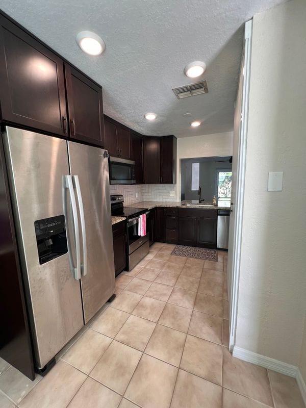 16543 Lake Brigadoon Cir in Tampa, FL - Foto de edificio - Building Photo