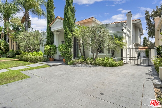116 N Palm Dr in Beverly Hills, CA - Foto de edificio - Building Photo