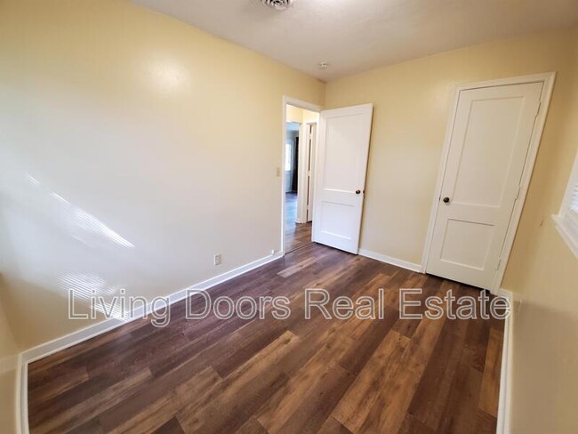 355 S 47th St in Lincoln, NE - Foto de edificio - Building Photo