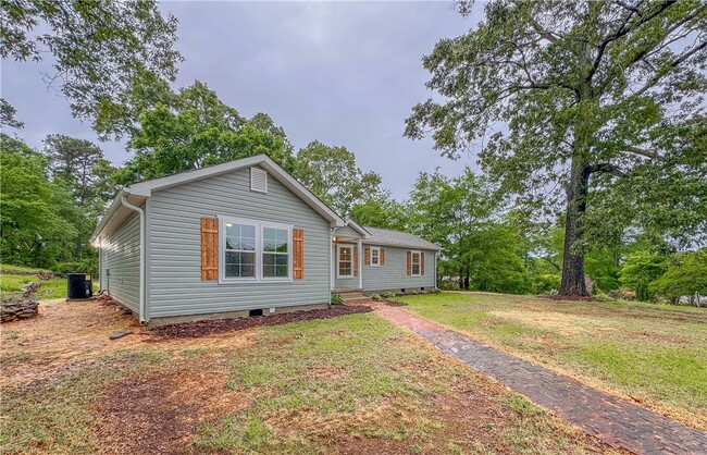 107 W Wesley St in Walhalla, SC - Foto de edificio - Building Photo