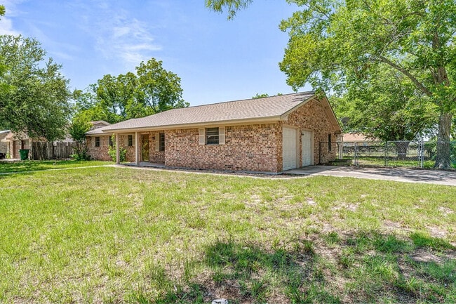 1016 N Meadowlark Ln in Stephenville, TX - Building Photo - Building Photo