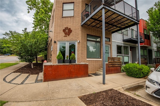 390 W 5th St in Fayetteville, AR - Foto de edificio - Building Photo