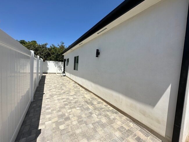 8436 Oakdale Ave in Winnetka, CA - Foto de edificio - Building Photo