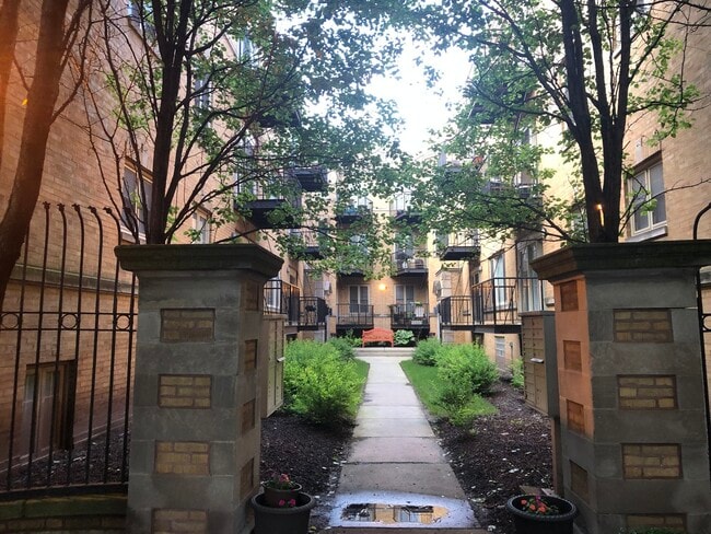 1468 E 69th St in Chicago, IL - Building Photo - Building Photo