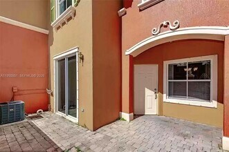 611 SW 107th Ave in Pembroke Pines, FL - Building Photo - Building Photo