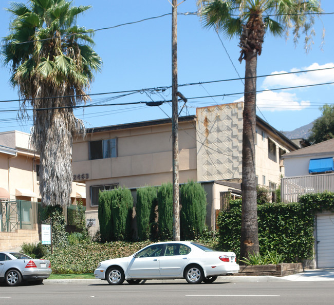 2463 Montrose Ave in Montrose, CA - Foto de edificio - Building Photo