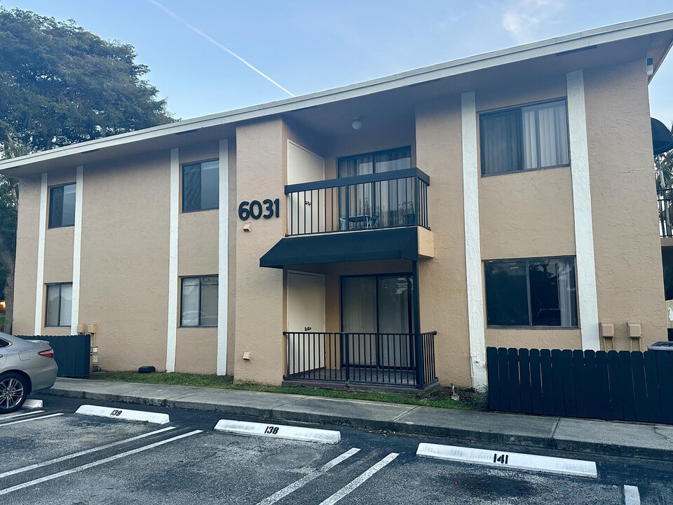 6031 10th Ave N in Greenacres, FL - Building Photo