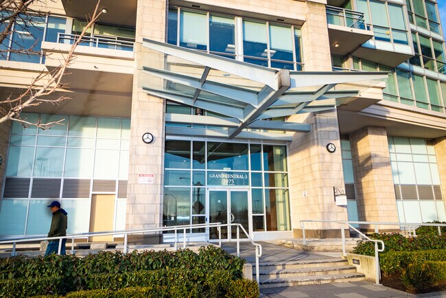 2975-2975 Atlantic Ave in Coquitlam, BC - Building Photo - Building Photo